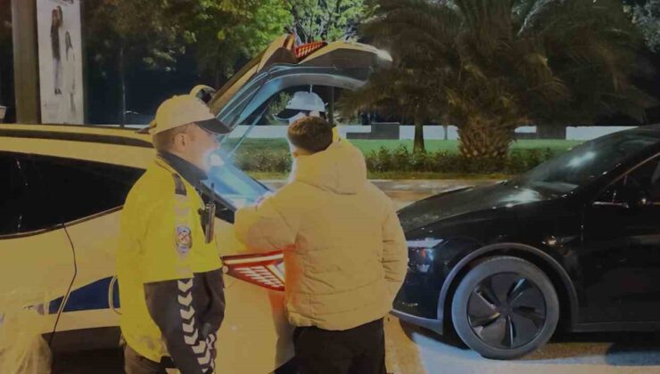 Kadıköy’de drift şovu yapan sürücüler yakalandı