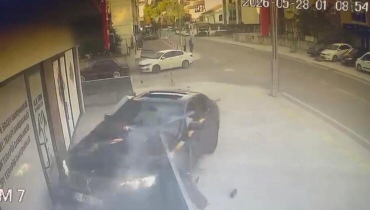 Kontrolden çıkan otomobil, danışmanlık merkezine daldı: O anlar kamerada