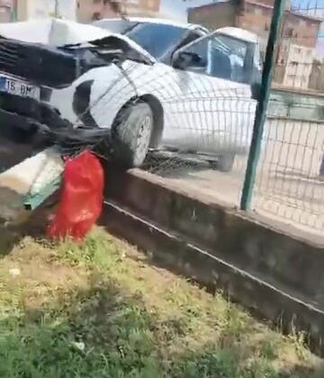 Kontrolden çıkan otomobil okul duvarına girdi