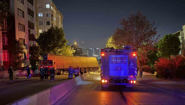 Küçükçekmece’de palet yüklü tır refüjde yan yattı