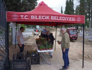 Kurban Bayramı’nın birinci gününde mezarlıklarda çiçek dağıtıldı