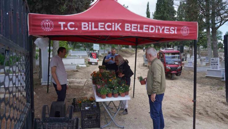 Kurban Bayramı’nın birinci gününde mezarlıklarda çiçek dağıtıldı