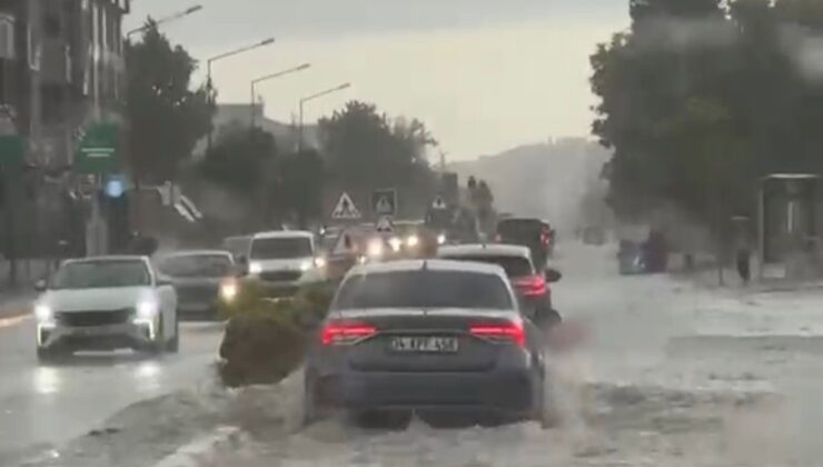 Lüleburgaz’da sağanak yağış hayatı felç etti: Cadde ve sokaklar göle döndü