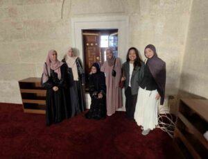 Memleketlerinden kilometrelerce uzakta Selimiye Camii’nde bayramlaşma coşkusu
