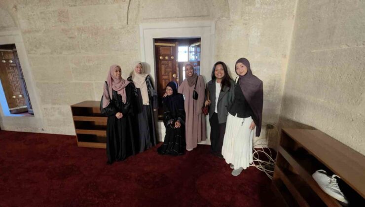Memleketlerinden kilometrelerce uzakta Selimiye Camii’nde bayramlaşma coşkusu