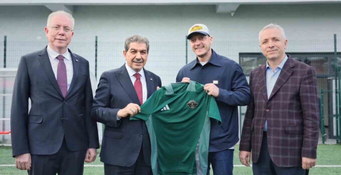 Mesut Özil Esenler’de sahaya indi