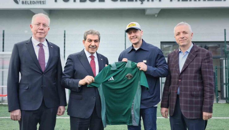 Mesut Özil Esenler’de sahaya indi