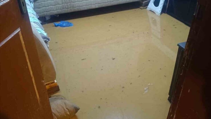 Sağanak yağış sebebiyle evleri su bastı