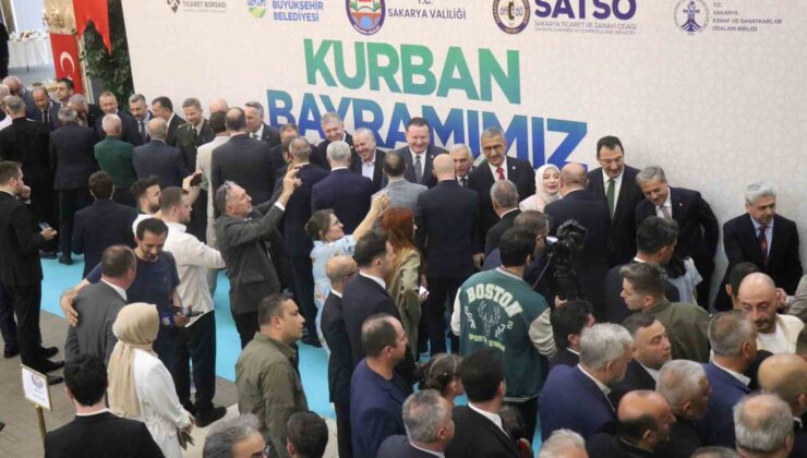 Sakarya protokolü ve vatandaşlar bayramlaştı