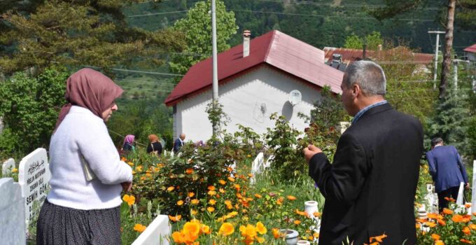 Sakarya’da arefe günü mezarlıklarda duygu dolu ziyaret