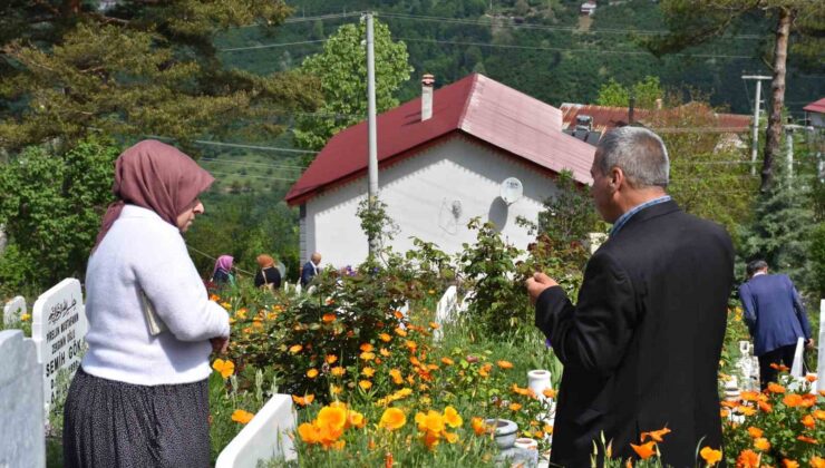 Sakarya’da arefe günü mezarlıklarda duygu dolu ziyaret