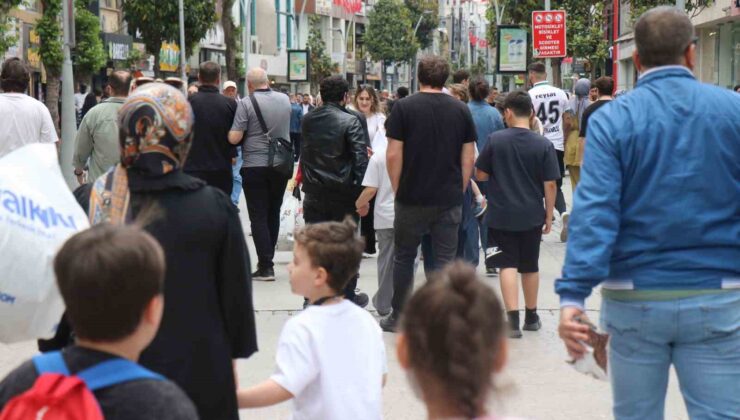 Sakarya’da bayram alışverişi telaşı: “Kedi yavrusu gibi sağa sola dağıldık”