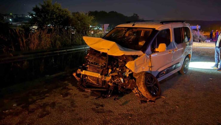 Sakarya’da hafif ticari ile otomobil çarpıştı: 4 yaralı
