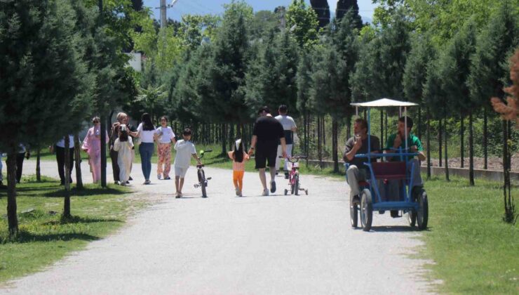 Sakarya’da vatandaşlar bayramın ilk gününde tabiat parklarına akın etti