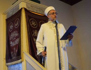 Sultan Abdülmecid’in şifa bulduğuna inanılan camide 100 yıllık kılıçla bayram hutbesi
