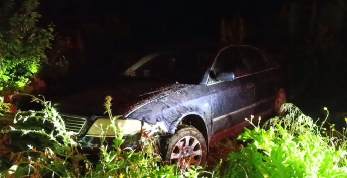 Tarlaya uçtuğu otomobilini bırakıp gitti