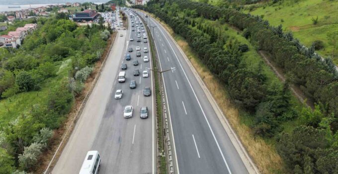 Tatilin ikinci gününde TEM’de trafik yoğun akıcı ilerliyor