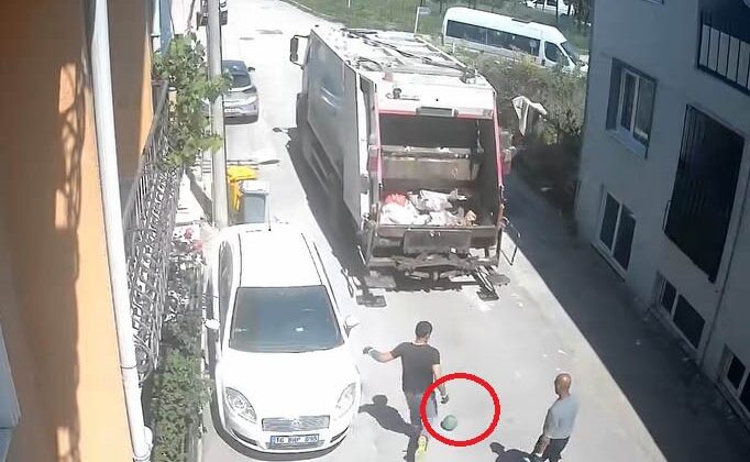Temizlik işçilerinin topla eğlendiği anlar kamerada