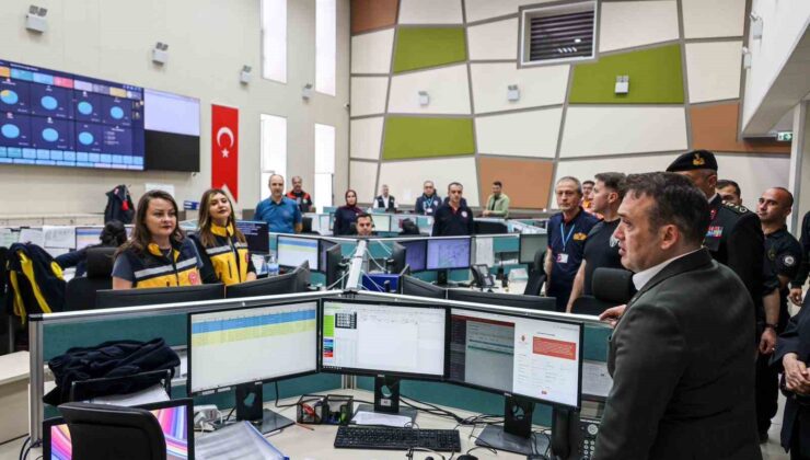 Vali Sözer 112 Acil Çağrı Merkezi’nde bayram mesaisi yapan personelle buluştu
