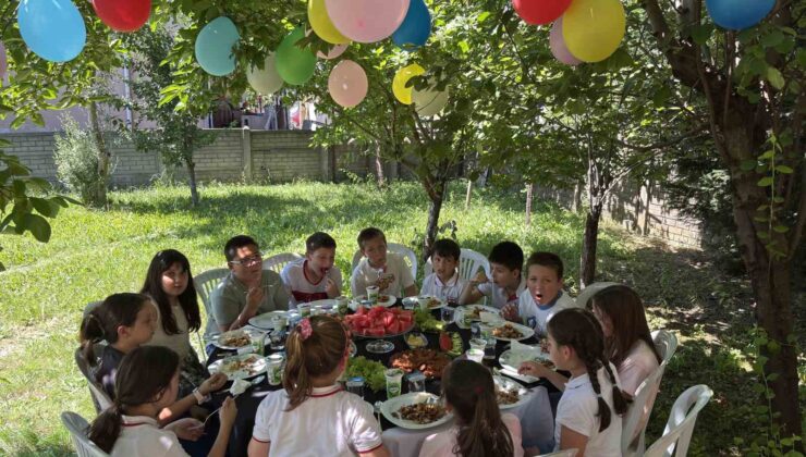 3 yıldır öğrencilere bahçesini açan çift, bu yıl da geleneği bozmadı