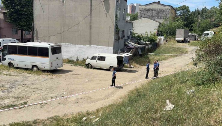 Bağcılar’da mahalledeki kokuyu kanalizasyon zannettiler ceset çıktı