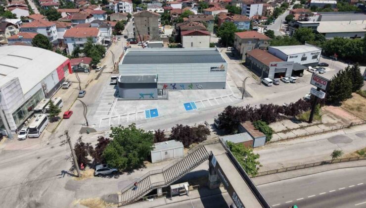 Başiskele’de inşa edilen yeni spor salonu açılış için gün sayıyor