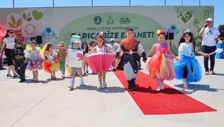 Darıca’da minikler geri dönüşüm kıyafetleriyle podyuma çıktı
