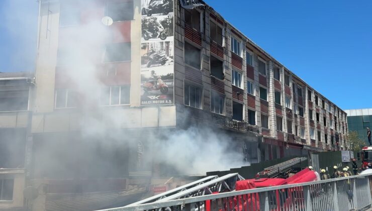E-5 kenarındaki metruk binada yangın: Yan yolda trafik kilitlendi