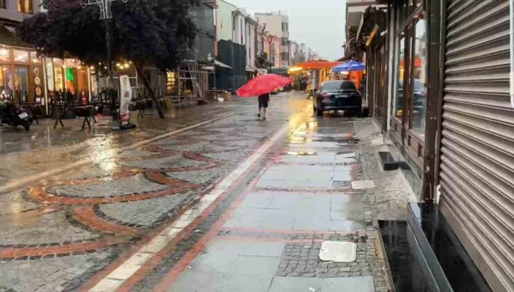 Edirne’de yağmura yakalanan vatandaşlardan ilginç çözüm