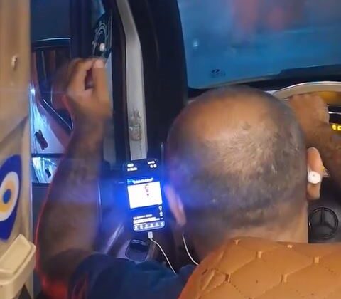 Esenyurt’ta minibüs şoförünün seyir halindeyken video izlediği anlar kamerada