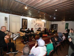 İnegöl Belediyesi’nin gitar kursu kursiyerleri sertifikalarını aldı