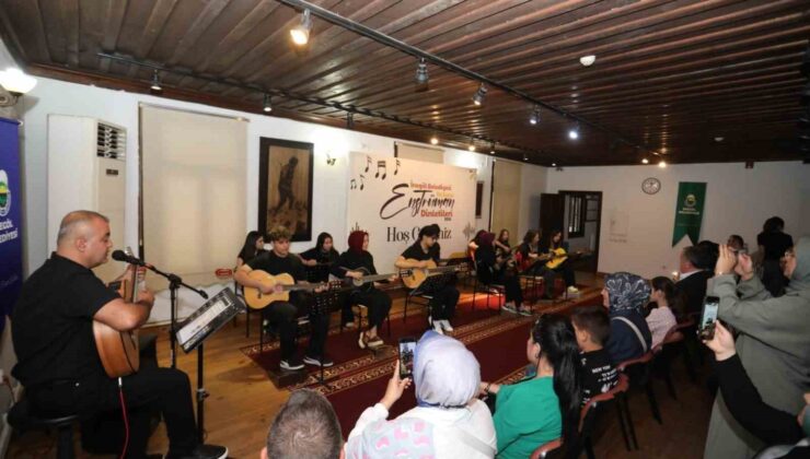 İnegöl Belediyesi’nin gitar kursu kursiyerleri sertifikalarını aldı