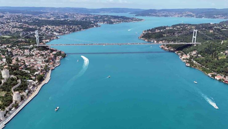 İstanbul Boğazı’nın turkuaz görünümü tabloya dönüştü