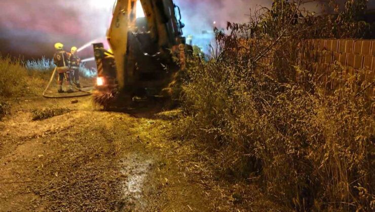 İvrindi’de samanlık yangını: 200 balya küle döndü 1 düve telef oldu
