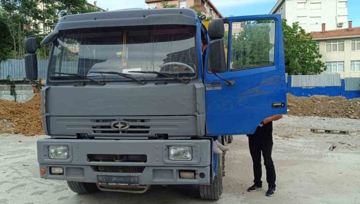 Kadıköy’de boş arsaya kaçak toprak döken plakasız kamyona 287 bin lira ceza