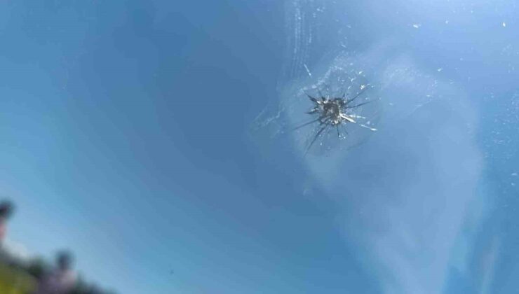 Karayolları yol kenarında ot biçerken fırlayan taş bir aracın ön camı çatlattı