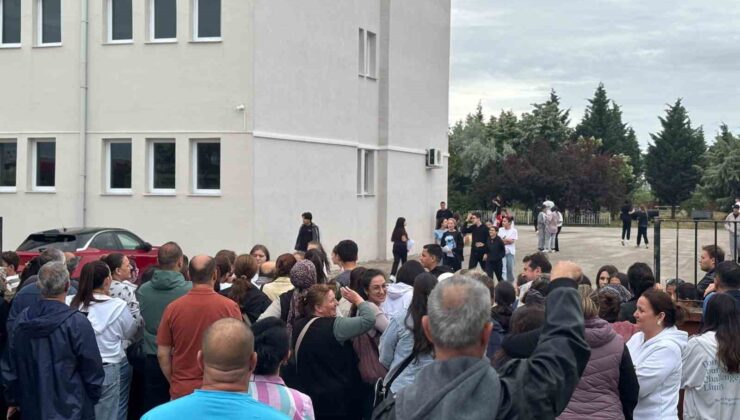 Kırklareli’nde LGS heyecanı: Öğrenciler içeride, aileler dışarıda ter döktü