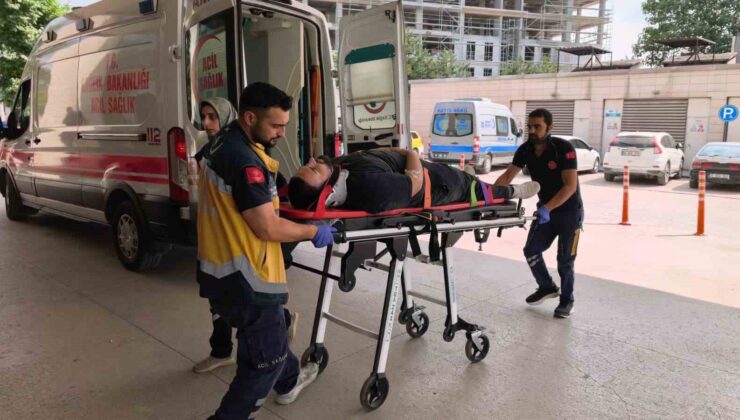 Otomobille çarpışan motosikletli yaralandı: Kaza anı kamerada
