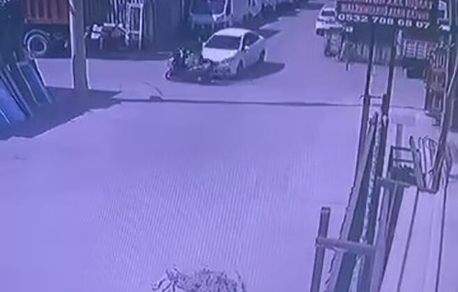 Otomobille motosikletin çarpıştığı kaza anı kameraya yansıdı: 1 yaralı