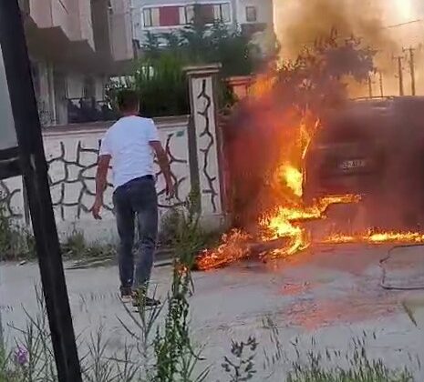 Park halindeki otomobil alev topuna döndü