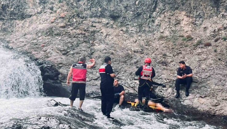 Serinlemek için girdiği derede akıntıya kapılan gencin cansız bedenine ulaşıldı
