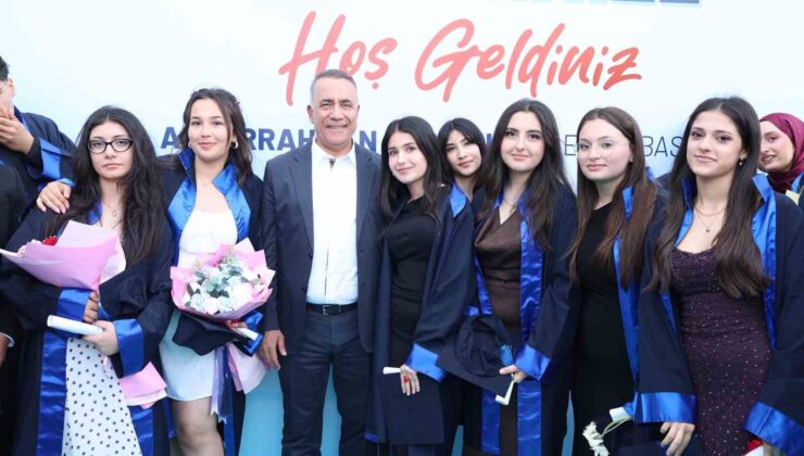 Sultangazi’de lise öğrencilerinin mezuniyeti coşkuyla kutlandı