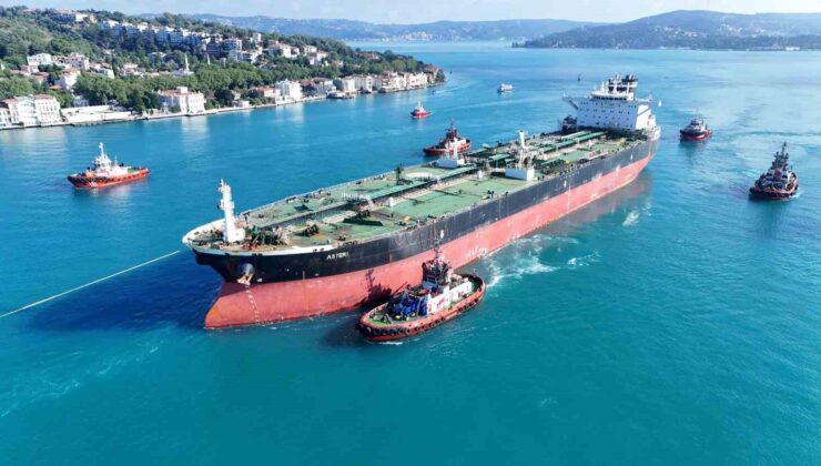 Ukrayna’nın vurduğu dev tanker İstanbul Boğazı’ndan geçirildi